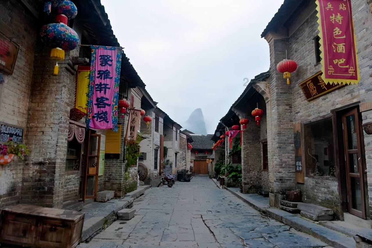 寒风中老人晕倒路旁,路过市民齐力相救暖人心
